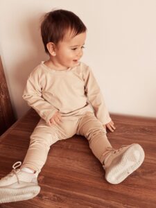 Bluzka i legginsy dziecięce – Beżowa organiczna bawełna GOTS