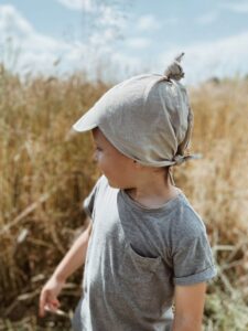 Chustka na głowę dziecięca z daszkiem – Organiczny naturalny len